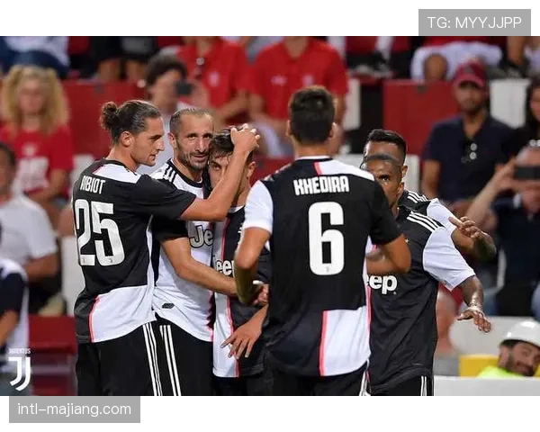 特写:38岁基耶利尼赛后与对方年轻前锋交换球衣,交流防守心得长达数分钟