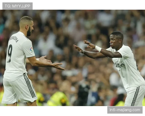 维尼修斯突破造点瞬间,主裁判经VAR确认后维持原判